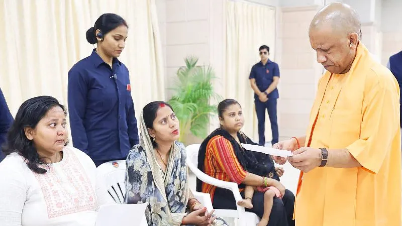 सीएम योगी से जनता दर्शन में रोजगार का भरोसा पाकर भावुक हुई बरेली की दीप्ति, खूब दी दुआएं