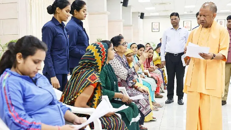 लखनऊ में ‘जनता दर्शन’: सीएम योगी का अधिकारियों को सख्त संदेश, समय पर हो समस्याओं का समाधान