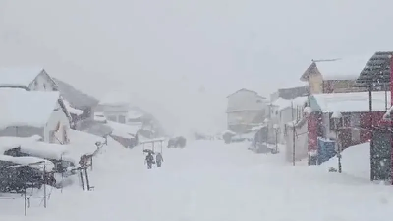 केदारनाथ धाम में बर्फ के बीच दिन-रात काम, यात्रा की तैयारियां जोरों पर