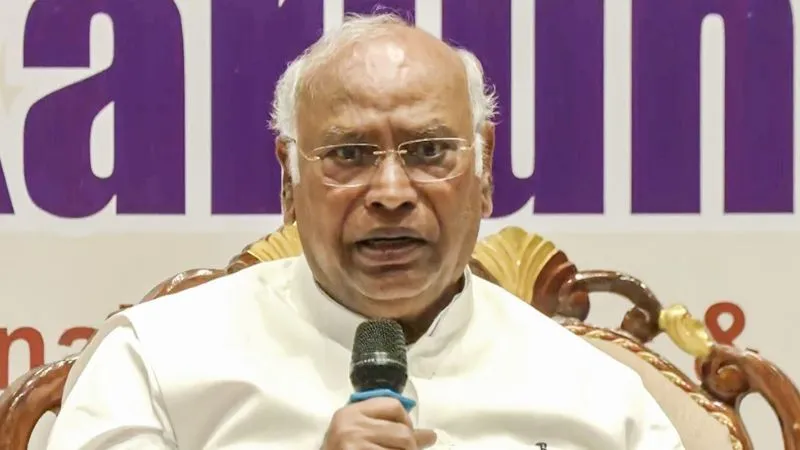 कांग्रेस अध्यक्ष खड़गे का विवादित बयान, PM मोदी को 'आतंकवादी' और AIADMK-BJP गठबंधन को बताया 'खतरा'