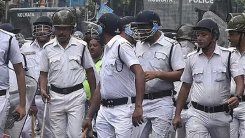 West Bengal Election: चुनावों के बीच कोलकाता में पुलिस अधिकारियों का तबादला, थानों के इंजार्ज बदले