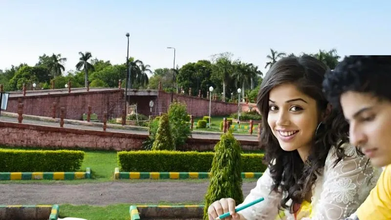 US-ईरान की जंग में मची कालाबाजारी, लूट खसोट के बीच कहां माफ हुई छात्रों की फीस? रहने-खाने का खर्चा भी आधा