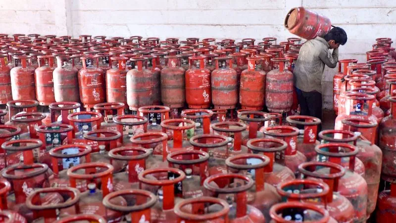 5 दिनों में 55,000 घरों तक पहुंची PNG, छोटे सिलेंडरों ने बनाया रिकॉर्ड, 23 मार्च से अब तक 4.3 लाख 5 किलो वाले FTL सिलेंडर बेचे गए