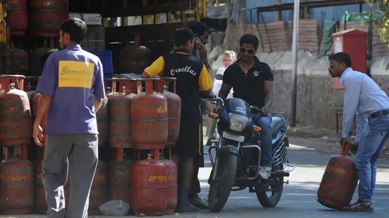 दिल्ली के बवाना में LPG की जमाखोरी और कालाबाजारी का भंडाफोड़, पुलिस ने जब्त किए 75 सिलेंडर