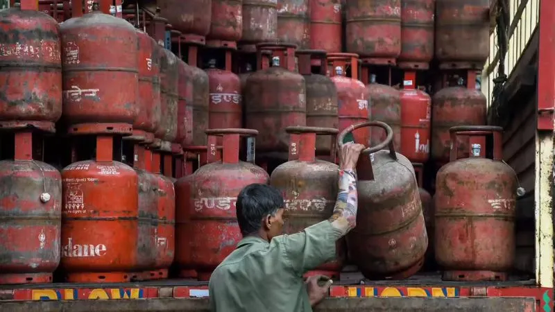 LPG Crisis की अफवाहों पर लगा ब्रेक! इंडियन ऑयल ने कहा- देश में LPG की कोई कमी नहीं, रोजाना हो रही है 28 लाख सिलेंडर की सप्लाई