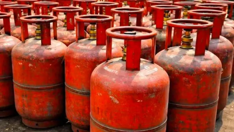 गैस संकट के बीच राहत! सरकार देगी डबल सिलेंडर, जानें किसे मिलेगा फायदा