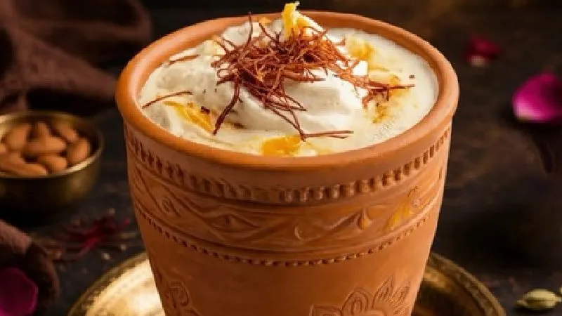 गर्मियों में क्यों जरूरी है लस्सी? जानें इसके सेहतमंद फायदे