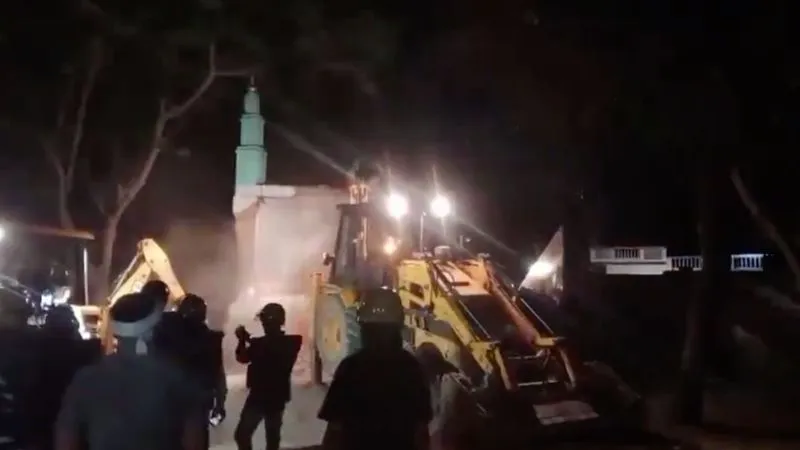 लखनऊ में आधी रात हड़कंप, जब अवैध मस्जिद पर गरजा बाबा का बुलडोजर, 4 बजे क्या-क्या हुआ?