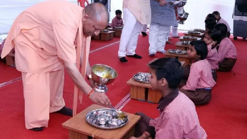 मुख्यमंत्री योगी आदित्यनाथ ने ‘स्कूल चलो अभियान’ के तहत बच्चों को मिड-डे मील परोसकर शिक्षा के प्रति जागरुक किया
