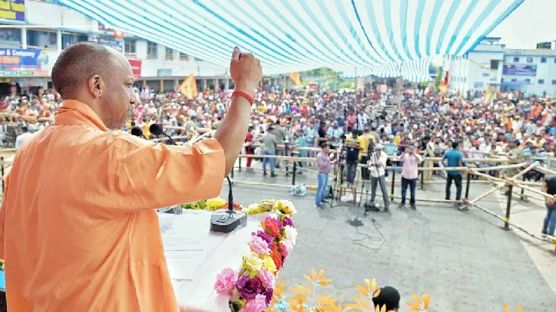 बंगाल में गरजे CM योगी: रोड-शो में ‘बुलडोजर बाबा’ के जयकारे, माफियाराज खत्म करने का किया ऐलान
