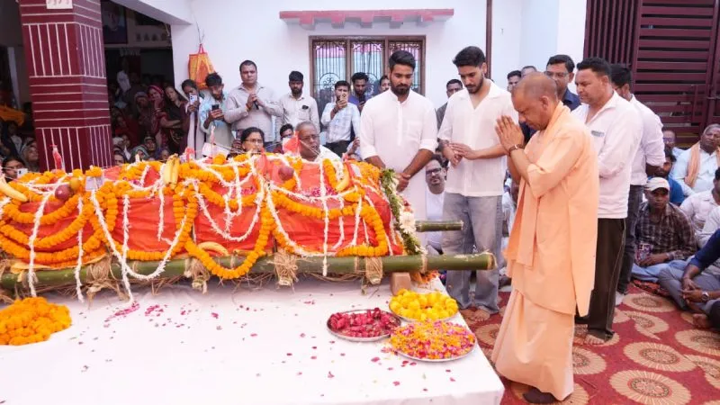 गोरक्षपीठ के अनन्य भक्त थे मारकंडेय यादव, श्रद्धांजलि देने उनके गांव पहुंचे मुख्यमंत्री