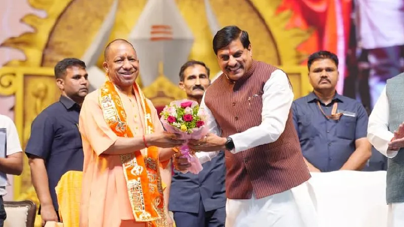 सम्राट विक्रमादित्य के जीवन पर आधारित महानाट्य कार्यक्रम में शामिल हुए मुख्यमंत्री योगी आदित्यनाथ व एमपी के सीएम मोहन यादव