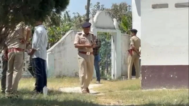 जिहादी साजिश नाकाम! जिस मदरसे से अरेस्ट हुआ था PFI का मोस्ट वांटेड, वहां अब मिले हथियार, 3 मौलवी अरेस्ट