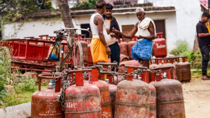 मुंबई में एलपीजी कालाबाजारी का भंडाफोड़, 451 सिलेंडर जब्त, 8 वाहन पकड़े गए