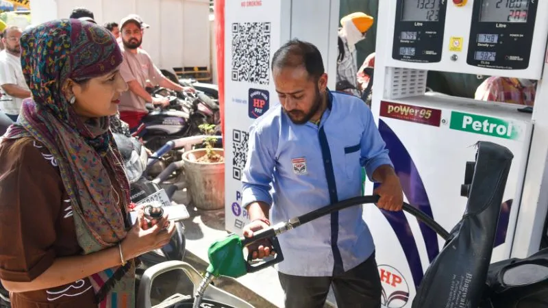 जंग का असर: अमेरिका, UAE समेत कई देशों में तेल कीमतों में लगी आग, भारत में जस के तस हैं दाम, जानें वजह