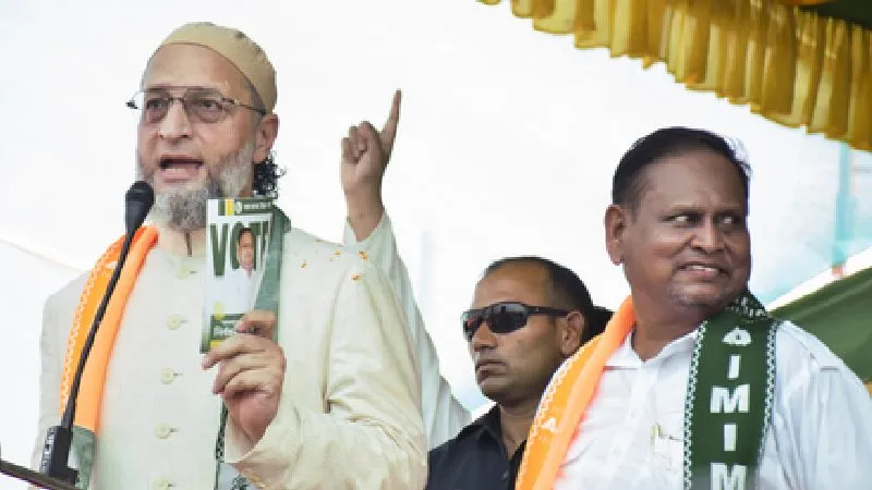 मुर्शिदाबाद में ओवैसी का हमला, बोले- हम ममता बनर्जी से नहीं, सिर्फ अल्लाह से डरते हैं