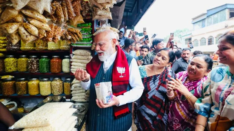 ‘बढ़िया सी बनाओ…’ जब सड़क किनारे दुकान पर रुका प्रधानमंत्री का काफिला, बड़े चाव से खाई झालमुड़ी, देखें PM मोदी का अलग अंदाज