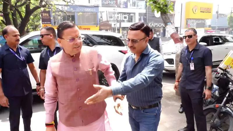 मीटिंग कर रहे थे CM धामी, तभी हेल्पलाइन पर मिली शिकायत... बैठक बीच में छोड़ ग्राउंड पर पहुंचे
