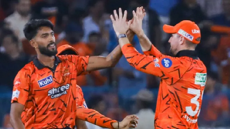 IPL 2026: प्रफुल्ल हिंगे ने डेब्यू मैच में मचाया तहलका, पहले ही ओवर में झटके 3 विकेट