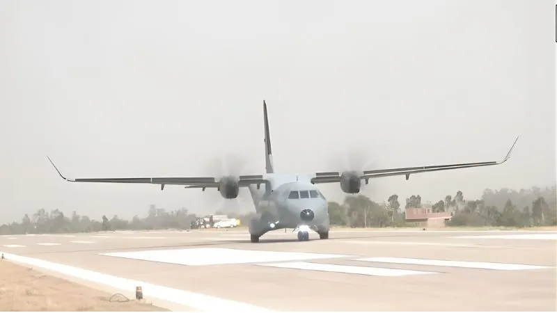 पूर्वांचल एक्सप्रेस-वे पर वायुसेना का शक्ति प्रदर्शन... आसमान में गरजे तेजस, सुखोई और जगुआर; देखें Video