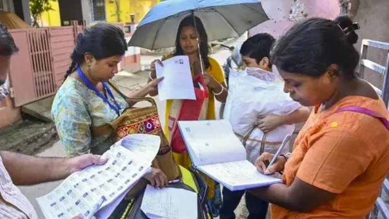 SIR के तहत बड़े पैमाने पर बदलाव, पश्चिम बंगाल में 90 लाख से ज्यादा मतदाता वोटर लिस्ट से आउट, EC ने जारी किया जिलेवार डेटा