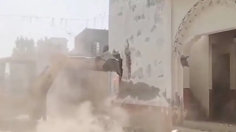 संभल में मजार-इमामबाड़े पर चला बाबा का बुलडोजर, अवैध कब्जे पर बड़ा प्रहार