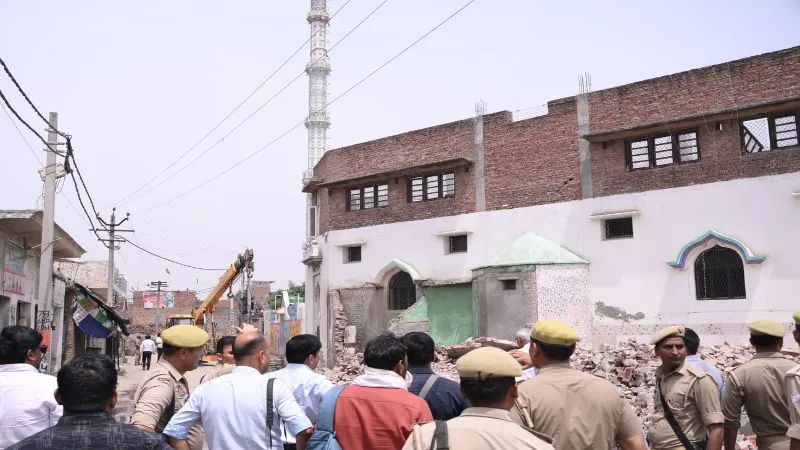 संभल में CM योगी के निर्देश पर एक्शन, सरकारी जमीन पर बना मस्जिद-मदरसा खाली कराया गया, कई हैक्टेयर कब्जा मुक्त
