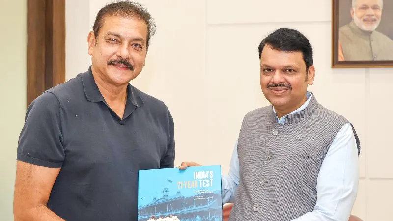 मुख्यमंत्री देवेंद्र फडणवीस से मिले रवि शास्त्री, ऑस्ट्रेलिया जीत पर आधारित किताब की भेंट