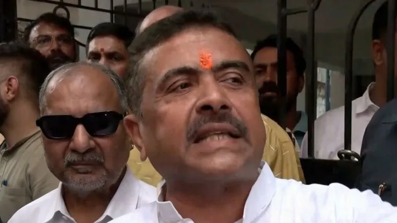 नजरें मिलीं पर बात नहीं हुई, भवानीपुर पोलिंग बूथ पर ममता और सुवेंदु के बीच दिखी ‘कोल्ड वॉर’!