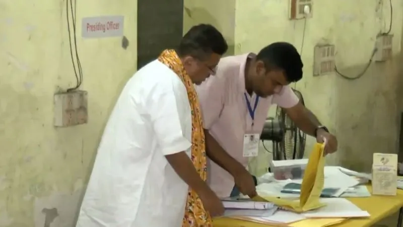 ग्राउंड जीरो पर सुवेंदु अधिकारी, भवानीपुर में मतदान केंद्र का लिया जायजा, वोटरों से की खास अपील