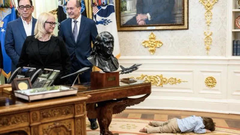 व्हाइट हाउस में ट्रंप की चल रही थी इम्पोर्टेंट मीटिंग, तभी 2 साल के बच्चे ने किया कुछ ऐसा, सब रह गए दंग…जानें कौन है ये मासूम