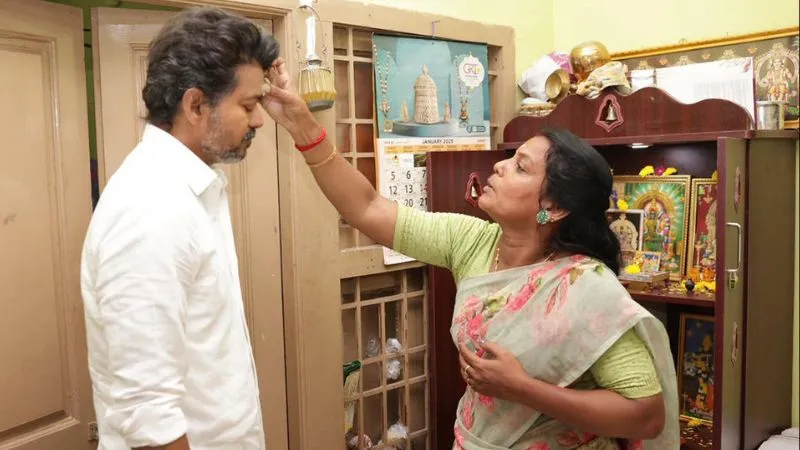 Tamil Nadu Election: चुनाव जीतते ही नई दुल्हनों को मिलेगा 8 ग्राम गोल्ड, थलपति विजय का बड़ा वादा, जानें नेटवर्थ