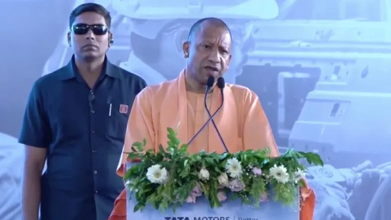 CM योगी ने टाटा मोटर्स के लखनऊ प्लांट में 10 लाखवीं गाड़ी को किया फ्लैग ऑफ, कहा- बाहरी तत्वों को प्लांट के आंतरिक मामलों में हस्तक्षेप की अनुमति नहीं