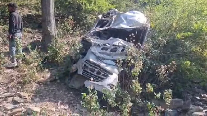 टिहरी गढ़वाल सड़क हादसा: खाई में गिरी पिकअप, 8 लोगों की दर्दनाक मौत, 2 घायल