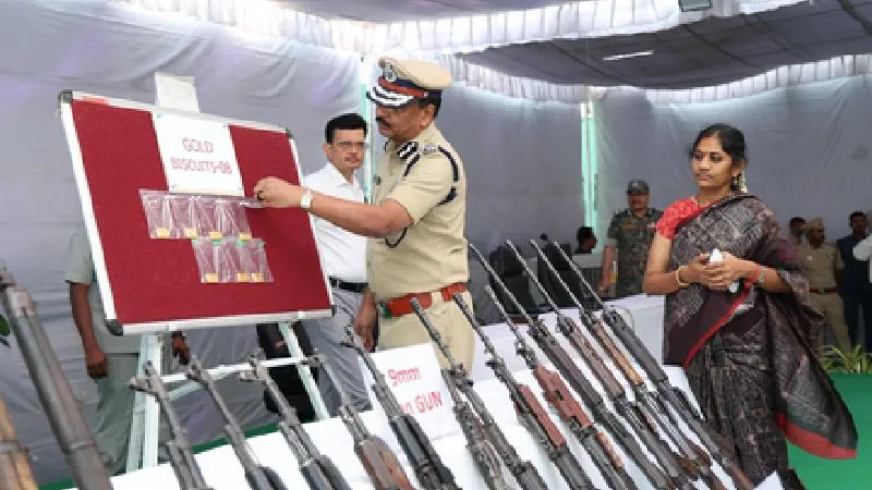 तेलंगाना में बड़ा घटनाक्रम: पीएलजीए कमांडर सहित 42 माओवादियों का आत्मसमर्पण, भारी मात्रा में हथियार और सोना बरामद