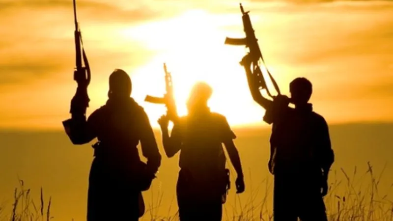 पाकिस्तान में अज्ञात हमलावर ने फिर उड़ाई PAK आर्मी की नींद, हाफिज सईद के करीबी पर धुरंधर स्टाइल में हमला, ICU में भर्ती