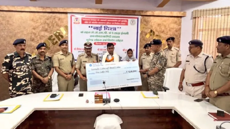 लातेहार में बड़ी कामयाबी, 5 लाख का इनामी नक्सली ‘टाइगर’ ने किया सरेंडर