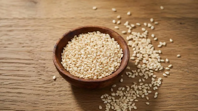 दांतों को बनाएं मजबूत, रोज खाएं तिल, जानिए इसके चौंकाने वाले फायदे