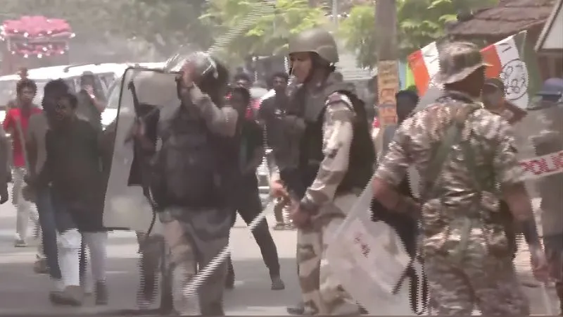 बंगाल में वोटिंग के बीच मुर्शिदाबाद में वोटरों पर फेंके गए देसी बम, खौफनाक मंजर कैमरे में कैद; EC ने दिए तत्काल गिरफ्तारी के आदेश