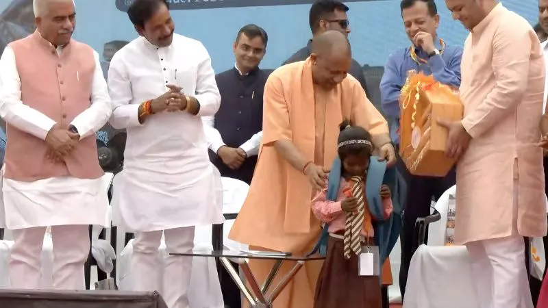 CM योगी ने लॉन्च किया ‘स्कूल चलो अभियान’, बच्चों को खुद पहनाए बैग; ड्रॉपआउट पर कही बड़ी बात