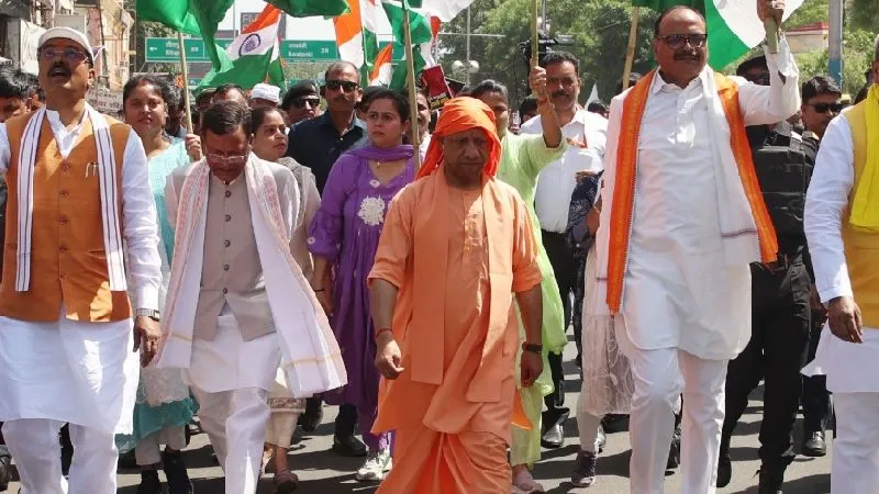 महिलाओं के हक की लड़ाई में सड़क पर उतरे CM योगी, आक्रोशित महिलाएं बोलीं- सपा की पुरानी बीमारी आधी आबादी से गद्दारी