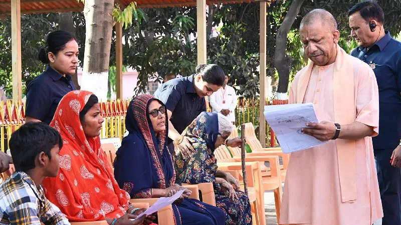 मुख्यमंत्री योगी आदित्यनाथ ने गोरखनाथ मंदिर में सुनी जनता की समस्याएं, आवास और इलाज का दिया भरोसा