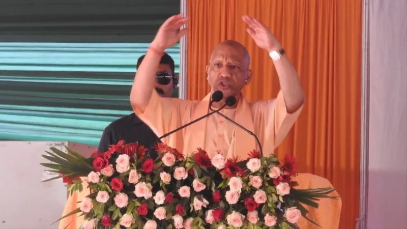 आजमगढ़ का अहसान भूल गई सपा? CM योगी का तीखा प्रहार, बोले- जिताने वालों को छोड़ा, सिर्फ घर को देखा