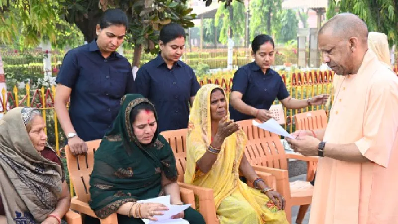 जनता दर्शन में मुख्यमंत्री ने सुनीं 200 लोगों की समस्याएं, अधिकारियों को दिए निस्तारण के निर्देश