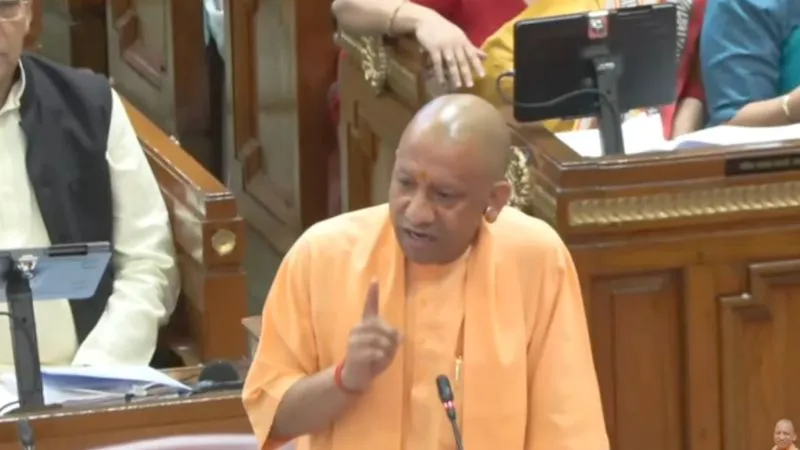 यूपी विधानमंडल में गरजे CM योगी, विपक्ष पर साधा निशाना, बोले- मौलवियों के सामने नाक रगड़ना सपा-कांग्रेस की प्रवृत्ति