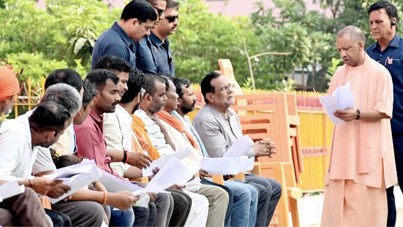 गोरखपुर में जनता दर्शन के दौरान भावुक हुए CM योगी, बीमार बच्चे की मां से बोले- घबराइए मत, बच्चे के इलाज में नहीं आने देंगे कोई बाधा