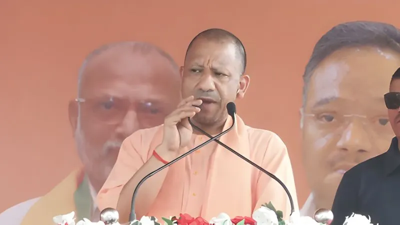 यूपी में चली तबादला एक्सप्रेस... 40 IAS अधिकारियों का ट्रांसफर, 15 जिलों के डीएम बदले