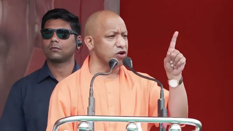 'सिंहासन खाली करो, बीजेपी आ रही है...', बंगाल की धरती पर गरजे सीएम योगी, बोले- नाक रगड़कर भीख मांगेंगे TMC के गुंडे