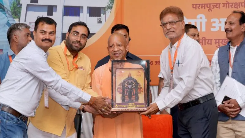 ‘पत्रकारिता पर संयम जरूरी, लोगों को विचलित करती हैं भ्रामक खबरें’ गोरखपुर प्रेस क्लब में CM योगी का संदेश