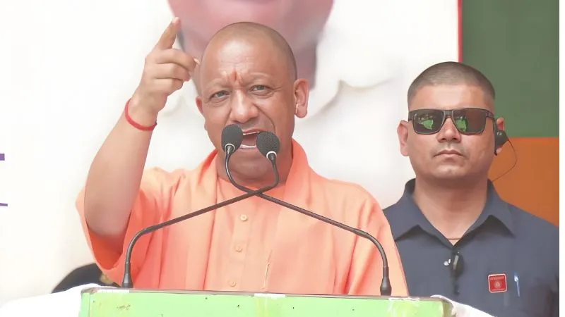 'कोई माई का लाल बंगाल की अस्मिता से...', कोलकाता में गरजे में CM योगी, TMC पर निशाना साधते हुए कहा- 4 मई को आएगा भगवा तूफान